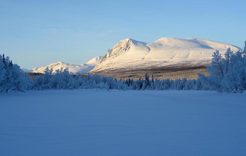 Tarraälven på vintern i Kvikkjokk med utsikt mot Kaskaivo